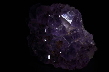 Siyah arkaplanda Ametist