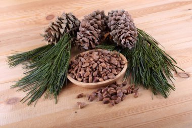 Sedir çam fıstığı masada.