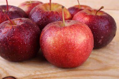 Tahta masada olgun kırmızı elmalar