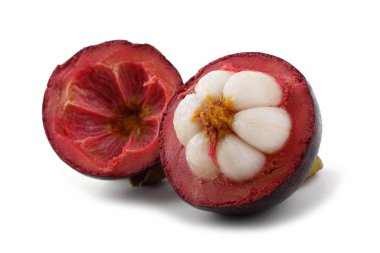 Soyulmuş mangosteen beyaz üzerine izole