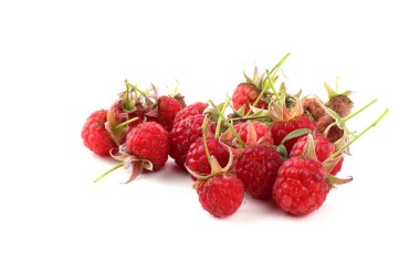 Olgun ahududular beyaz arka planda izole edilmiş.