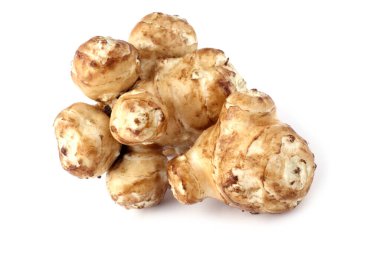 Kudüs enginarı beyaz üzerine izole edilmiş.