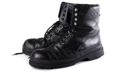 Beyaz arka planda izole edilmiş eski asker botları.