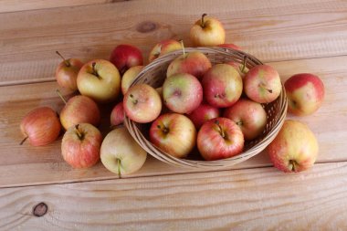 Elmalar masada. ülke tarzı