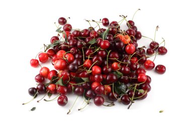 beyaz arkaplanda izole kirazlar