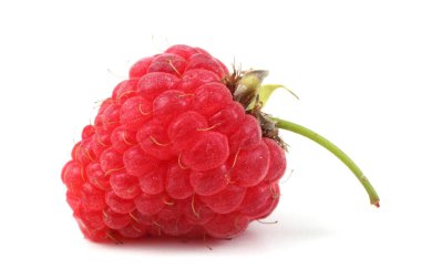 Olgun ahududular beyaz arka planda izole edilmiş.