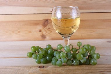 Genç beyaz şarap ve üzüm.