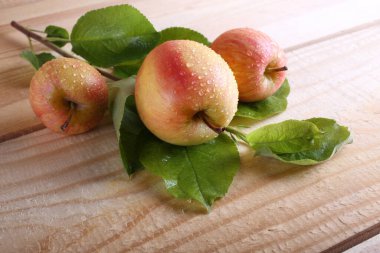 Elmalar masada. ülke tarzı