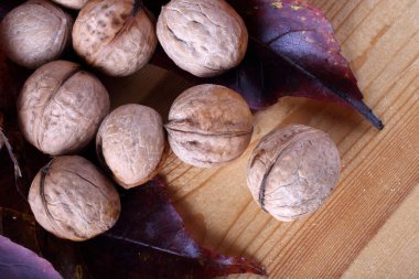 Ceviz ve sonbahar yaprakları masada.