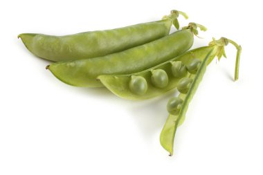 Açılmış bezelye kabuğu beyazda izole