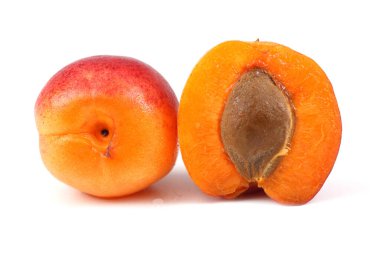 Beyaz arka planda taze kayısılar