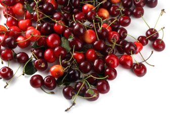 beyaz arkaplanda izole kirazlar