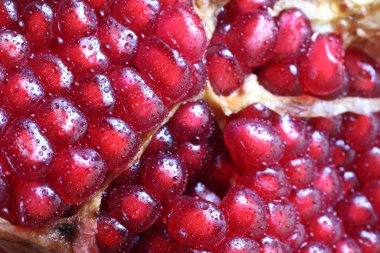 Taze nar tohumlarını yakın.