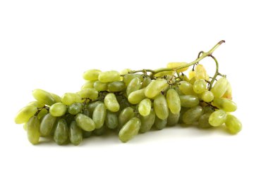 Beyaz arkaplanda izole edilmiş olgun üzümler