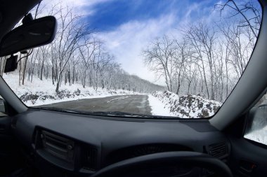 Kış yolu. Arabanın içi görünüyor. Balık gözü fotoğrafı.
