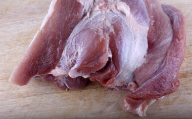 Çiğ domuz eti yakın. 