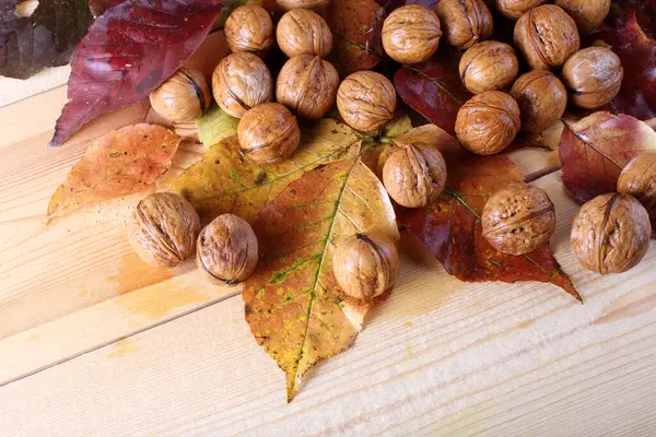 Nueces Hojas Otoño Mesa —  Fotos de Stock