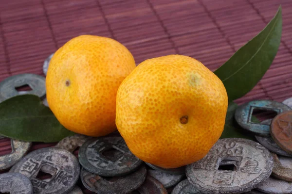 Naranjas Mandarinas Monedas Chinas Antiguas Sobre Fondo Bambú Las Monedas —  Fotos de Stock