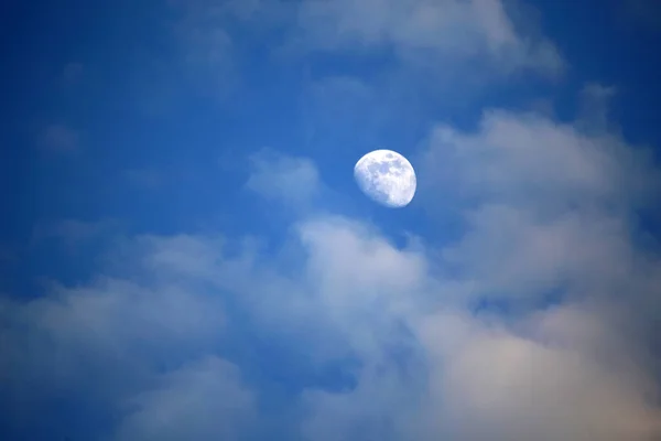 Luna Blanca Con Fondo Cielo Nublado — Foto de Stock