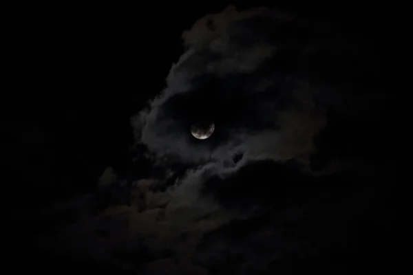 Mond Und Schöne Wolken — Stockfoto