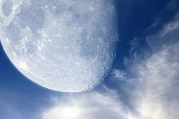 Fantástica Luna Grande Nubes Plumas — Foto de Stock