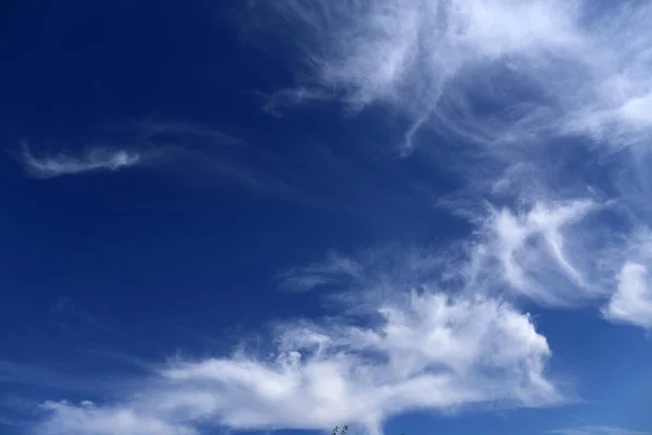 背景にふわふわの雲 — ストック写真