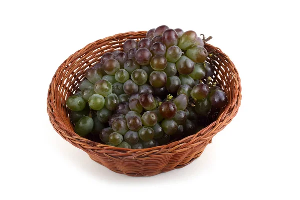 Двухцветный Виноград Плетеной Тарелке — стоковое фото