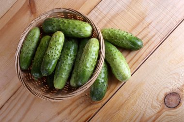 Taze salatalıklar ahşap yüzeyde