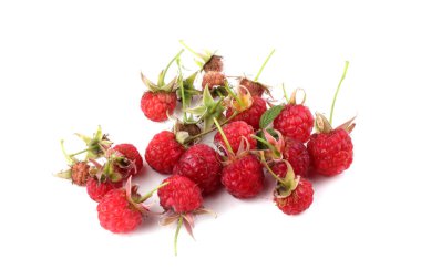 Olgun ahududular beyaz arka planda izole edilmiş.