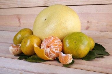 Mandalina portakalları ve pomelo masada.