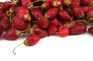 Beyaz arka planda izole edilmiş olgun çilek