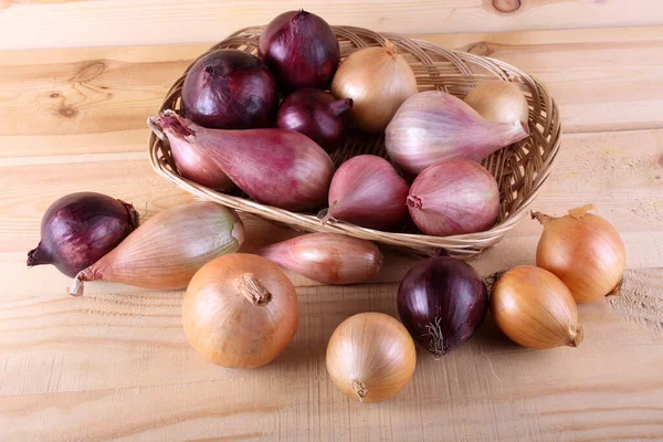 Zwiebeln Verschiedener Farbe Auf Dem Tisch — Stockfoto