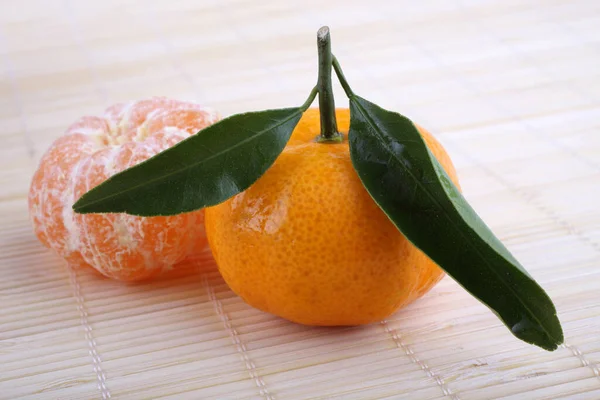 Mandarines Avec Des Feuilles Sur Fond Blanc — Photo