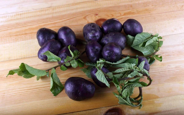 Violetta Färgpotatis Bordet — Stockfoto