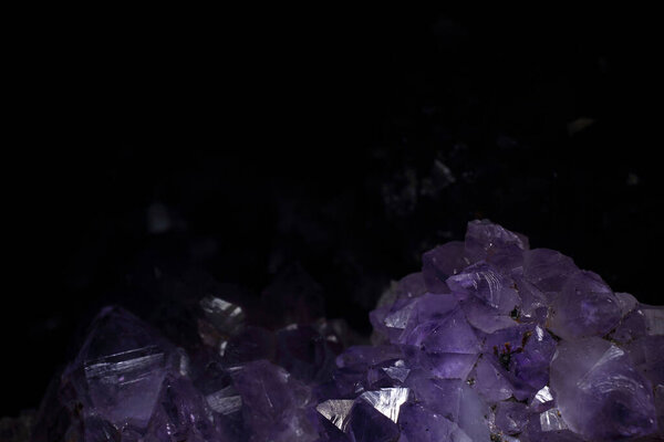 Аметист на черном фоне