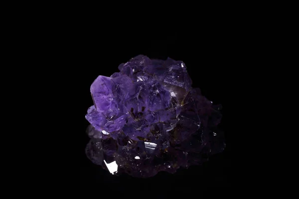 黑色背景的紫水晶 — 图库照片