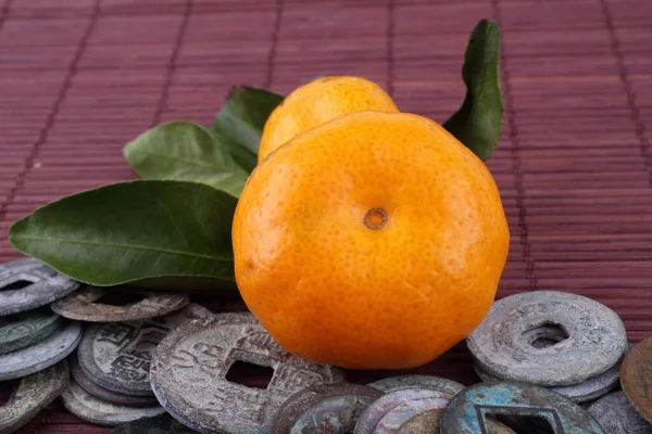 Naranjas Mandarinas Monedas Chinas Antiguas Sobre Fondo Bambú Las Monedas —  Fotos de Stock