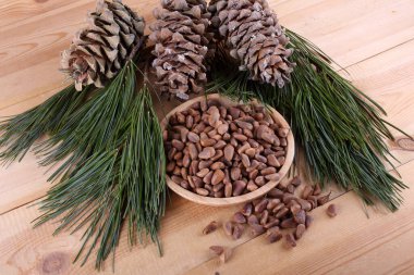 Sedir çam fıstığı masada.