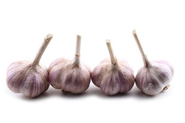 Beyaz arkaplanda sarımsak izole edilmiş.