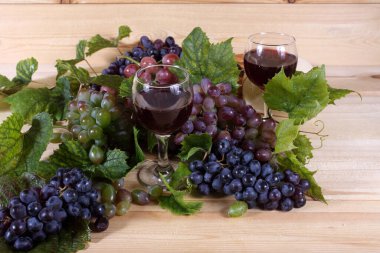 Üzüm ve şarap masada.