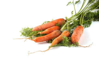 Havuç ve yapraklar beyaz üzerine izole edilmiş.