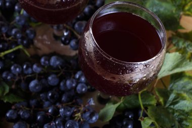 Üzüm ve şarap masada.