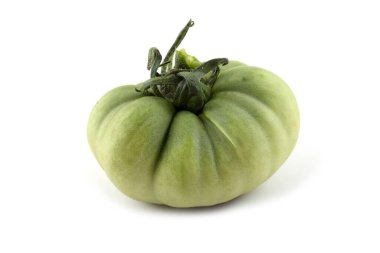 Beyaz üzerinde yeşil olgunlaşmamış domates