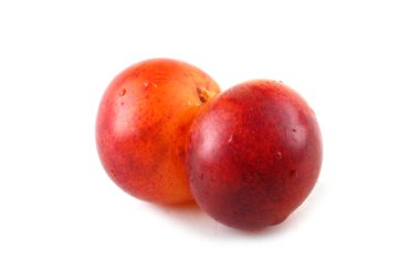 Beyaza izole edilmiş komik çifte erik.