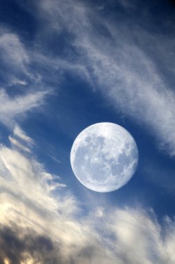 Ay ve güzel bulutlar