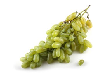 Beyaz arkaplanda izole edilmiş olgun üzümler