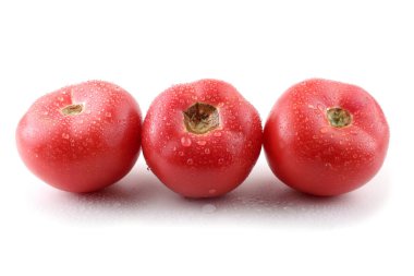 Beyaz arka planda lezzetli olgun domatesler