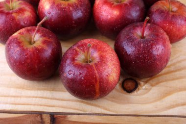 Masada küçük kırmızı elmalar