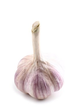 Beyaz arkaplanda sarımsak izole edilmiş.