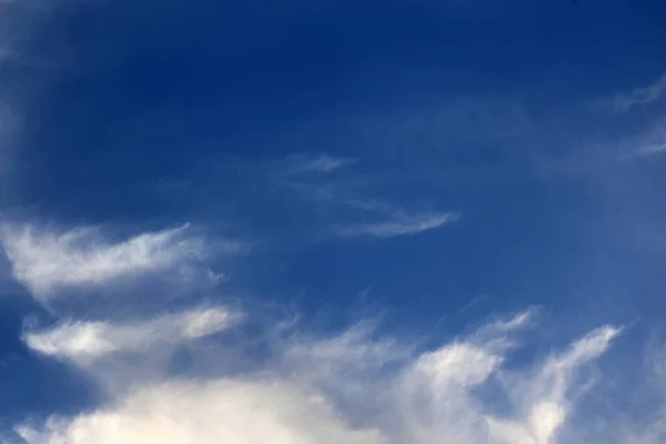 Flauschige Wolken Auf Dem Hintergrund — Stockfoto